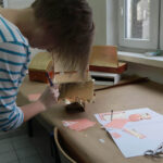 Warsztatach, na których młodzież z Plastyka uczy się technik wykonywania arabskich ornamentów w gipsie i drewnie. / Wojciech Habdas / Radio Kielce