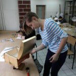 Warsztatach, na których młodzież z Plastyka uczy się technik wykonywania arabskich ornamentów w gipsie i drewnie. / Wojciech Habdas / Radio Kielce