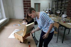 Warsztatach, na których młodzież z Plastyka uczy się technik wykonywania arabskich ornamentów w gipsie i drewnie. / Wojciech Habdas / Radio Kielce