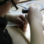 Warsztatach, na których młodzież z Plastyka uczy się technik wykonywania arabskich ornamentów w gipsie i drewnie. / Wojciech Habdas / Radio Kielce