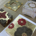 Warsztatach, na których młodzież z Plastyka uczy się technik wykonywania arabskich ornamentów w gipsie i drewnie. / Wojciech Habdas / Radio Kielce