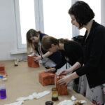 Warsztatach, na których młodzież z Plastyka uczy się technik wykonywania arabskich ornamentów w gipsie i drewnie. / Wojciech Habdas / Radio Kielce