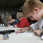 Warsztatach, na których młodzież z Plastyka uczy się technik wykonywania arabskich ornamentów w gipsie i drewnie. / Wojciech Habdas / Radio Kielce