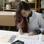 Warsztatach, na których młodzież z Plastyka uczy się technik wykonywania arabskich ornamentów w gipsie i drewnie. / Wojciech Habdas / Radio Kielce