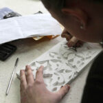 Warsztatach, na których młodzież z Plastyka uczy się technik wykonywania arabskich ornamentów w gipsie i drewnie. / Wojciech Habdas / Radio Kielce