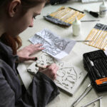 Warsztatach, na których młodzież z Plastyka uczy się technik wykonywania arabskich ornamentów w gipsie i drewnie. / Wojciech Habdas / Radio Kielce