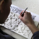 Warsztatach, na których młodzież z Plastyka uczy się technik wykonywania arabskich ornamentów w gipsie i drewnie. / Wojciech Habdas / Radio Kielce