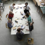 Warsztatach, na których młodzież z Plastyka uczy się technik wykonywania arabskich ornamentów w gipsie i drewnie. / Wojciech Habdas / Radio Kielce