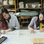 Warsztatach, na których młodzież z Plastyka uczy się technik wykonywania arabskich ornamentów w gipsie i drewnie. / Wojciech Habdas / Radio Kielce