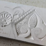 Warsztatach, na których młodzież z Plastyka uczy się technik wykonywania arabskich ornamentów w gipsie i drewnie. / Wojciech Habdas / Radio Kielce