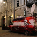 "Sprawa biskupa Kaczmarka. Anatomia śledztwa" - premiera słuchowiska w Teatrze Żeromskiego. Premiera odbywała się równocześnie z transmisją na antenie Radia Kielce. / Wojciech Habdas / Radio Kielce