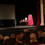 "Sprawa biskupa Kaczmarka. Anatomia śledztwa" - premiera słuchowiska w Teatrze Żeromskiego. Na scenie autentyczny ubiór biskupa Kaczmarka. / Wojciech Habdas / Radio Kielce