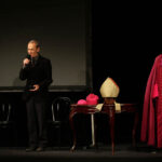 "Sprawa biskupa Kaczmarka. Anatomia śledztwa" - premiera słuchowiska w Teatrze Żeromskiego. Bohdan Gumowski, reżyser słuchowiska. / Wojciech Habdas / Radio Kielce