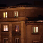 W wielu oknach na kieleckich osiedlach można było obserwować zapalne świece, symbol solidarności z Ukrainą. / Wojciech Habdas / Radio Kielce