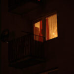 W wielu oknach na kieleckich osiedlach można było obserwować zapalne świece, symbol solidarności z Ukrainą. / Wojciech Habdas / Radio Kielce