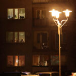 W wielu oknach na kieleckich osiedlach można było obserwować zapalne świece, symbol solidarności z Ukrainą. / Wojciech Habdas / Radio Kielce