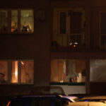 W wielu oknach na kieleckich osiedlach można było obserwować zapalne świece, symbol solidarności z Ukrainą. / Wojciech Habdas / Radio Kielce