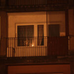 W wielu oknach na kieleckich osiedlach można było obserwować zapalne świece, symbol solidarności z Ukrainą. / Wojciech Habdas / Radio Kielce