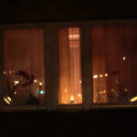 W wielu oknach na kieleckich osiedlach można było obserwować zapalne świece, symbol solidarności z Ukrainą. / Wojciech Habdas / Radio Kielce