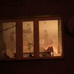 W wielu oknach na kieleckich osiedlach można było obserwować zapalne świece, symbol solidarności z Ukrainą. / Wojciech Habdas / Radio Kielce