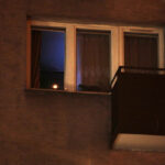 W wielu oknach na kieleckich osiedlach można było obserwować zapalne świece, symbol solidarności z Ukrainą. / Wojciech Habdas / Radio Kielce