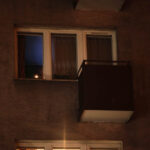 W wielu oknach na kieleckich osiedlach można było obserwować zapalne świece, symbol solidarności z Ukrainą. / Radio Kielce