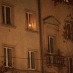 W wielu oknach na kieleckich osiedlach można było obserwować zapalne świece, symbol solidarności z Ukrainą. / Wojciech Habdas / Radio Kielce