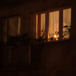 W wielu oknach na kieleckich osiedlach można było obserwować zapalne świece, symbol solidarności z Ukrainą. / Wojciech Habdas / Radio Kielce