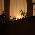 W wielu oknach na kieleckich osiedlach można było obserwować zapalne świece, symbol solidarności z Ukrainą. / Wojciech Habdas / Radio Kielce