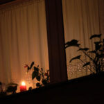 W wielu oknach na kieleckich osiedlach można było obserwować zapalne świece, symbol solidarności z Ukrainą. / Wojciech Habdas / Radio Kielce