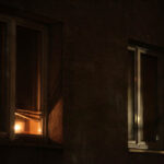 W wielu oknach na kieleckich osiedlach można było obserwować zapalne świece, symbol solidarności z Ukrainą. / Wojciech Habdas / Radio Kielce