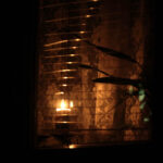 W wielu oknach na kieleckich osiedlach można było obserwować zapalne świece, symbol solidarności z Ukrainą. / Wojciech Habdas / Radio Kielce