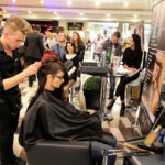 Prezentacje Ślubne w Galerii Korona. Pokaz fryzjerstwa. / Wojciech Habdas / Radio Kielce