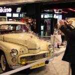 Prezentacje Ślubne w Galerii Korona. Do ślubu można pojechać oldmobilem. / Wojciech Habdas / Radio Kielce