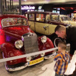 Prezentacje Ślubne w Galerii Korona. Do ślubu można pojechać oldmobilem. / Wojciech Habdas / Radio Kielce