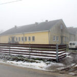 Budynek po dawnej szkole podstawowej w Komórkach w gminie Daleszyce, przystosowywany do potrzeb osób bezdomnych i najuboższych. Ośrodek prowadzi Stowarzyszenie MONAR. / Paweł Klepka / Radio Kielce