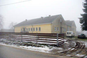 Budynek po dawnej szkole podstawowej w Komórkach w gminie Daleszyce, przystosowywany do potrzeb osób bezdomnych i najuboższych. Ośrodek prowadzi Stowarzyszenie MONAR. / Paweł Klepka / Radio Kielce
