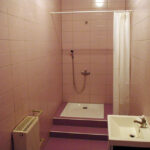 Budynek po dawnej szkole podstawowej w Komórkach w gminie Daleszyce, przystosowywany do potrzeb osób bezdomnych i najuboższych. Ośrodek prowadzi Stowarzyszenie MONAR. / Paweł Klepka / Radio Kielce