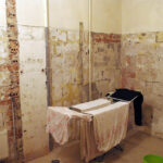 Budynek po dawnej szkole podstawowej w Komórkach w gminie Daleszyce, przystosowywany do potrzeb osób bezdomnych i najuboższych. Ośrodek prowadzi Stowarzyszenie MONAR. / Paweł Klepka / Radio Kielce