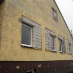 Budynek po dawnej szkole podstawowej w Komórkach w gminie Daleszyce, przystosowywany do potrzeb osób bezdomnych i najuboższych. Ośrodek prowadzi Stowarzyszenie MONAR. / Paweł Klepka / Radio Kielce