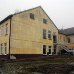 Budynek po dawnej szkole podstawowej w Komórkach w gminie Daleszyce, przystosowywany do potrzeb osób bezdomnych i najuboższych. Ośrodek prowadzi Stowarzyszenie MONAR. / Paweł Klepka / Radio Kielce