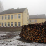 Budynek po dawnej szkole podstawowej w Komórkach w gminie Daleszyce, przystosowywany do potrzeb osób bezdomnych i najuboższych. Ośrodek prowadzi Stowarzyszenie MONAR. / Paweł Klepka / Radio Kielce