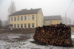Budynek po dawnej szkole podstawowej w Komórkach w gminie Daleszyce, przystosowywany do potrzeb osób bezdomnych i najuboższych. Ośrodek prowadzi Stowarzyszenie MONAR. / Paweł Klepka / Radio Kielce