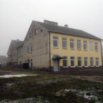 Budynek po dawnej szkole podstawowej w Komórkach w gminie Daleszyce, przystosowywany do potrzeb osób bezdomnych i najuboższych. Ośrodek prowadzi Stowarzyszenie MONAR. / Paweł Klepka / Radio Kielce