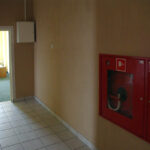 Budynek po dawnej szkole podstawowej w Komórkach w gminie Daleszyce, przystosowywany do potrzeb osób bezdomnych i najuboższych. Ośrodek prowadzi Stowarzyszenie MONAR. / Paweł Klepka / Radio Kielce