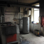 Budynek po dawnej szkole podstawowej w Komórkach w gminie Daleszyce, przystosowywany do potrzeb osób bezdomnych i najuboższych. Ośrodek prowadzi Stowarzyszenie MONAR. / Paweł Klepka / Radio Kielce