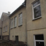 Budynek po dawnej szkole podstawowej w Komórkach w gminie Daleszyce, przystosowywany do potrzeb osób bezdomnych i najuboższych. Ośrodek prowadzi Stowarzyszenie MONAR. / Paweł Klepka / Radio Kielce