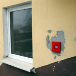 Budynek po dawnej szkole podstawowej w Komórkach w gminie Daleszyce, przystosowywany do potrzeb osób bezdomnych i najuboższych. Ośrodek prowadzi Stowarzyszenie MONAR. / Paweł Klepka / Radio Kielce