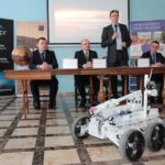 Podpisanie umowy na organizację pierwszej edycji Europejskich Zawodów Robotów Marsjańskich / Krzysztof Żołądek / Radio Kielce