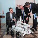 Łazikiem zainteresowali się marszałkowie województwa Adam Jarubas, Kazimierz Kotowski i Jan Maćkowiak / Krzysztof Żołądek / Radio Kielce